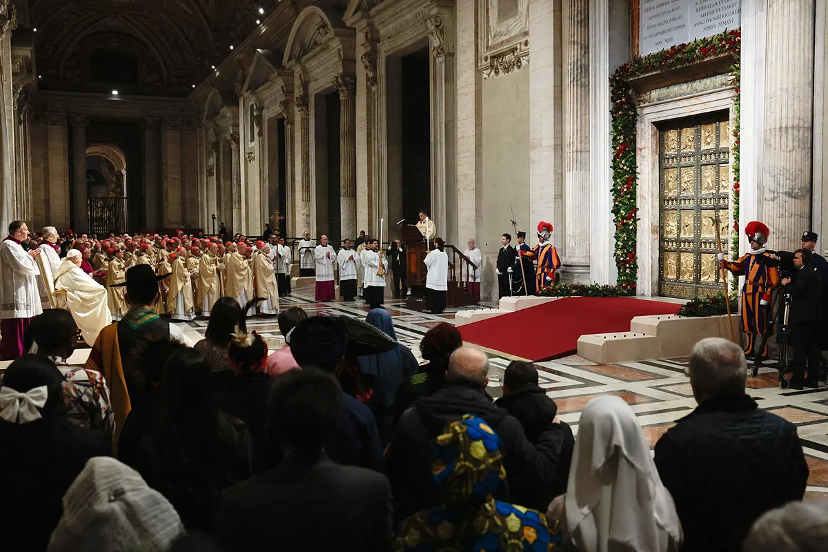 El Papa Francisco abre la Puerta Santa del Jubileo de la esperanza El Papa Francisco abre la Puerta Santa del Jubileo de la esperanza