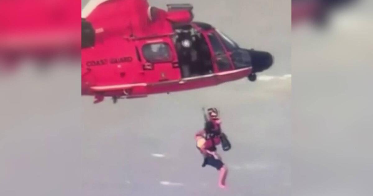 Vea cómo rescataron en helicóptero a un hombre que cayó de una moto de agua en Nueva York