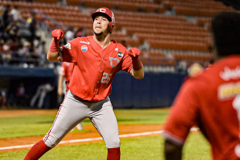 Hernán Pérez no perdona y da el batazo más importante de la temporada Hernán Pérez no perdona y da el batazo más importante de la temporada