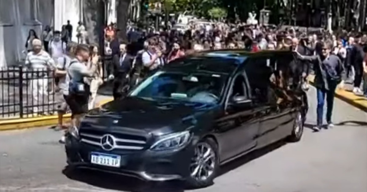 Entre aplausos y emoción, trasladan los restos de Jorge Lanata para su último adiós en un cementerio privado Entre aplausos y emoción, trasladan los restos de Jorge Lanata para su último adiós en un cementerio privado