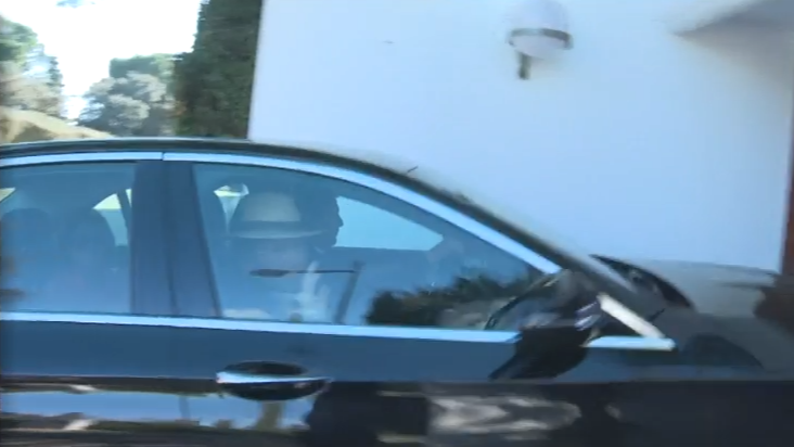 Exclusiva | Las imágenes de Raphael llegando a su domicilio tras salir del hospital Exclusiva | Las imágenes de Raphael llegando a su domicilio tras salir del hospital