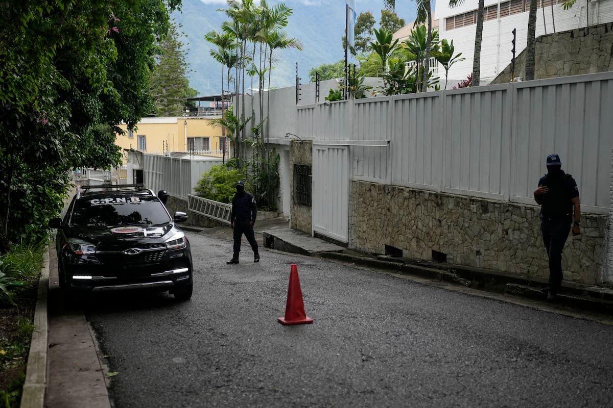 Colombia se ofreció a custodiar la embajada argentina en Caracas y exigió “respetar los derechos” de los opositores refugiados