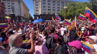 Cientos de venezolanos concentran en Plaza de Mayo para recibir a Edmundo González Urrutia
