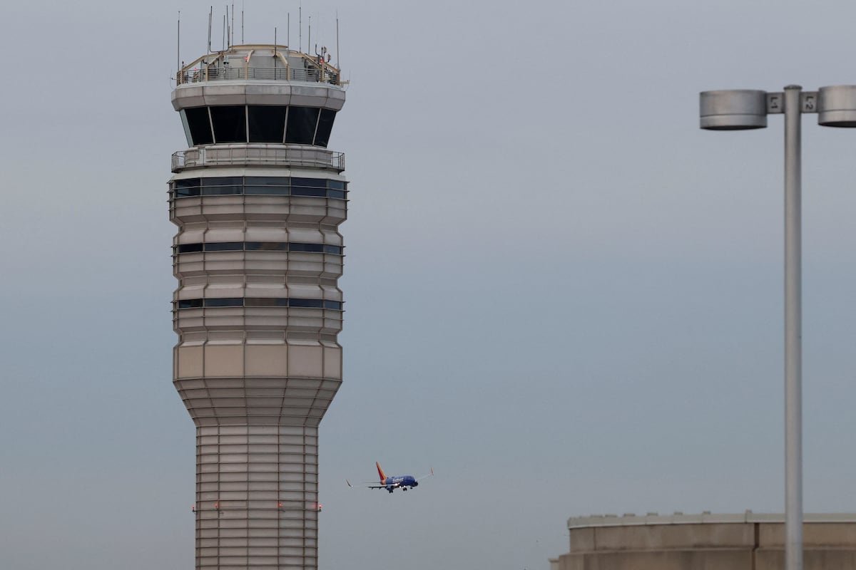 Un controlador estaba haciendo el trabajo de dos cuando se produjo el accidente aéreo de Washington | Internacional