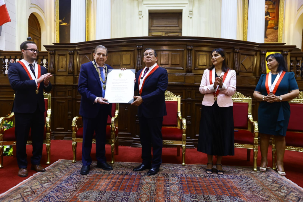 Eduardo Salhuana Cavides otorgó Medalla del Congreso en el grado de Gran Cruz al presidente electo de Venezuela, Edmundo González Urrutia