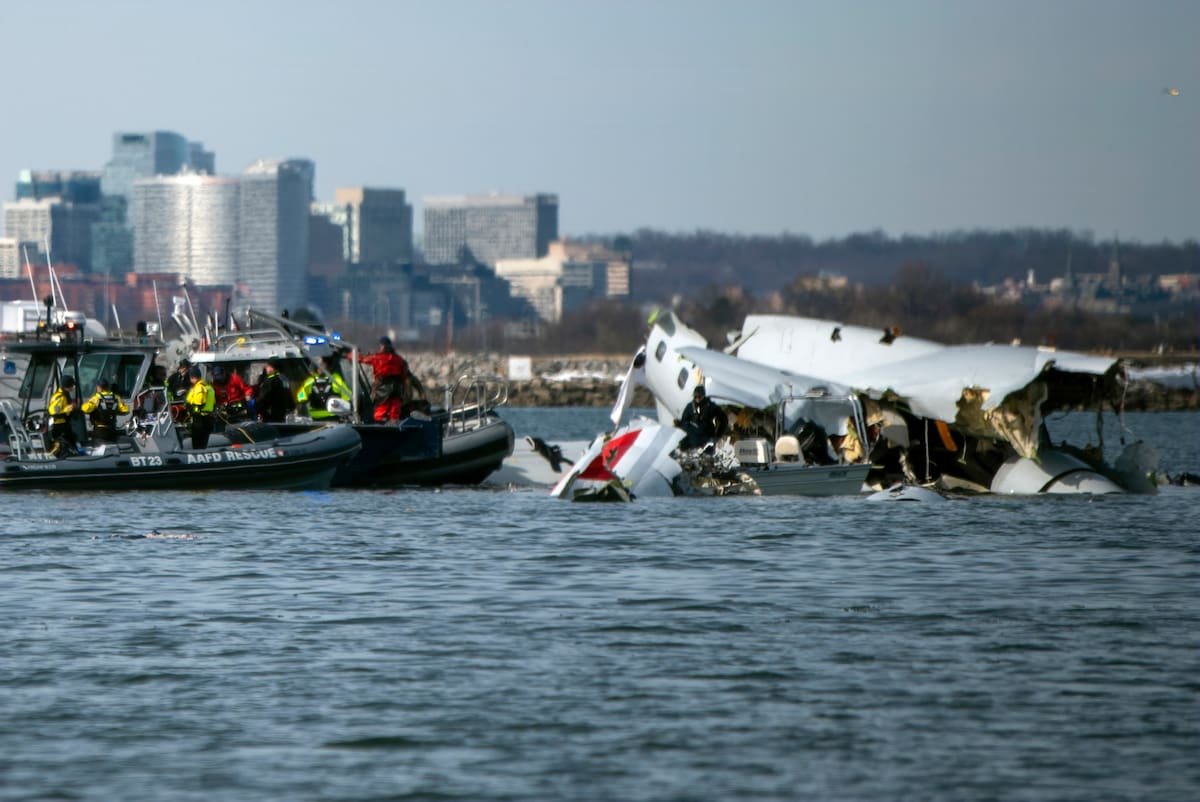 Reanudan tareas de recuperación e investigación en el río Potomac tras choque aéreo de DC