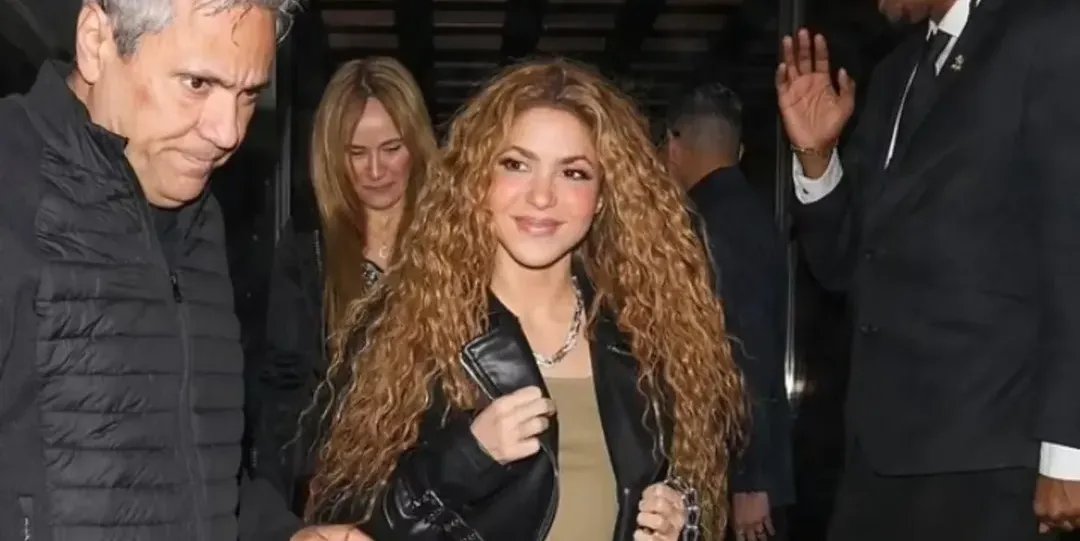 Shakira sorprende llevando zapatillas Converse con maxi plataforma para la fiesta post Premios Grammy coincidiendo con su 48 cumpleaños