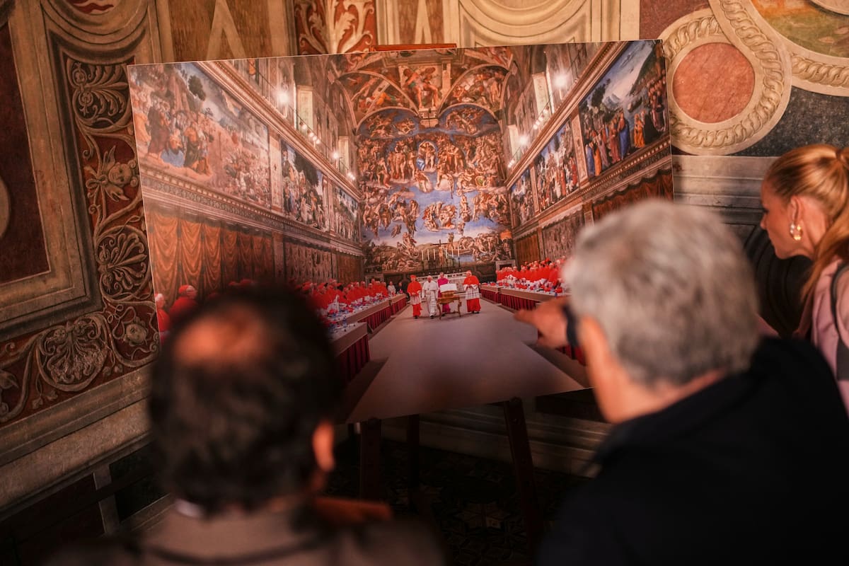 Trabajadores del Vaticano instalan la estufa donde se quemarán los votos durante el cónclave