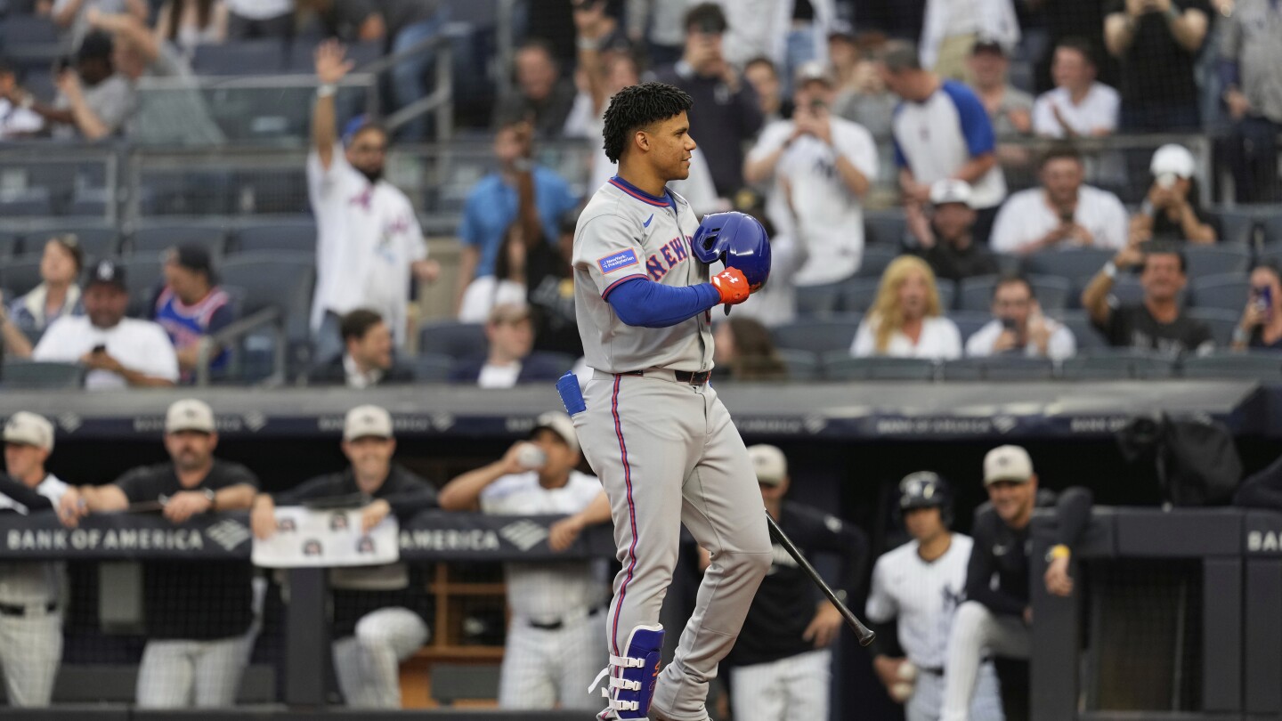 Juan Soto recibe abucheos en regreso a Yankee Stadium y responde tocándose el corazón con el casco